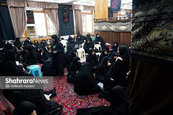 خادم حسینیه اسپندی را که اماده کرده است به داخل حسینیه میبرد