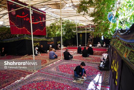 کودکی برای کمک به بزرگترها لیوان‌های چای را جمع می‌کند