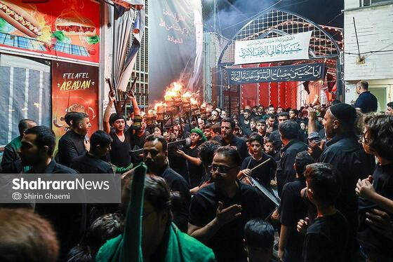گزارش تصویری | آیین مشعل گردانی نجفی های مقیم مشهد در شب عاشورا