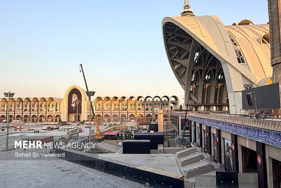گزارش تصویری | آماده سازی مصلی امام خمینی(ره) در آستانه مراسم وداع با رهبر شهید