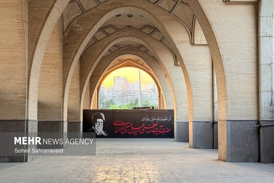 گزارش تصویری | آماده سازی مصلی امام خمینی(ره) در آستانه مراسم وداع با رهبر شهید