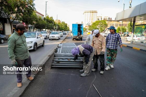 گزارش تصویری | جمع‌آوری نرده‌های بی‌آرتی خیابان امام رضا(ع) به منظور ایمن‌سازی مسیر تشییع پیکر رهبر شهید در مشهد