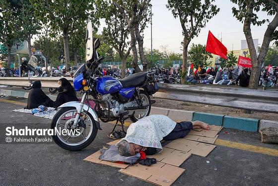 گزارش تصویری | اقامه نماز بر پیکر قائد شهید در خیابان های اطراف مصلی تهران