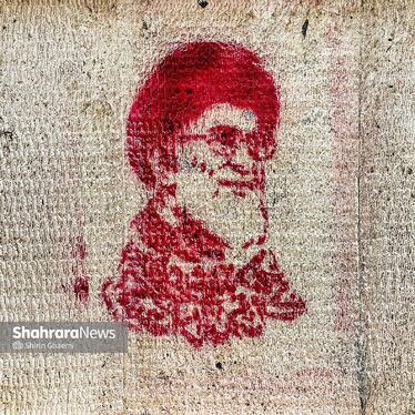 عکس رهبر شهید به همراه نوشته « ای رهبر شهیدم ،راهت ادامه دارد » با اشاره به مفهوم «رهبری که با شهادت، راهِ خدمت را برای ما جاودانه کرد.» 