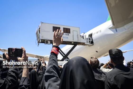 گزارش تصویری | استقبال از پیکر مطهر رهبر شهید انقلاب و خانواده ایشان در فرودگاه مشهد