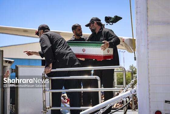 گزارش تصویری | استقبال از پیکر مطهر رهبر شهید انقلاب و خانواده ایشان در فرودگاه مشهد