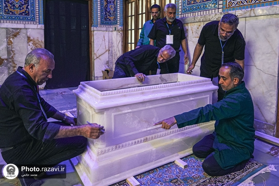گزارش تصویری | آماده سازی مزار مطهر رهبر شهید انقلاب اسلامی در حرم مطهر رضوی