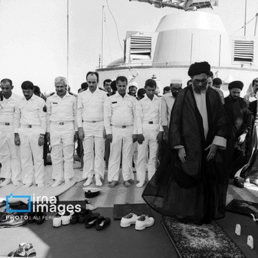 گزارش تصویری | بازدید رهبر شهید از مانور دریایی در تنگه هرمز؛ مهر ۱۳۶۴