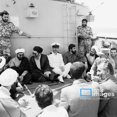 گزارش تصویری | بازدید رهبر شهید از مانور دریایی در تنگه هرمز؛ مهر ۱۳۶۴