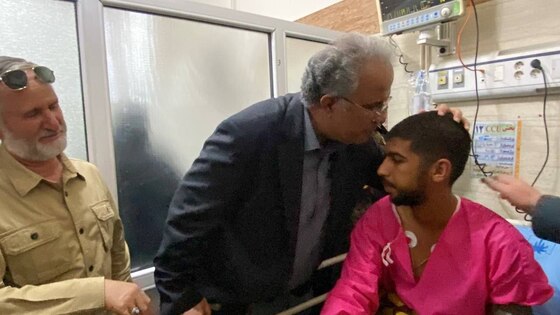 استاندار سیستان و بلوچستان از مجروحان حمله هوایی آسایشگاه سربازان در بمپور عیادت کرد + عکس و فیلم