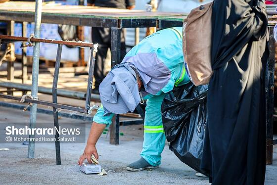 گزارش تصویری | نظافت مسیر زائران اربعین حسینی در نجف اشرف توسط پاکبانان مشهدی