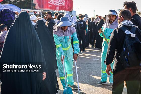 گزارش تصویری | نظافت مسیر زائران اربعین حسینی در نجف اشرف توسط پاکبانان مشهدی