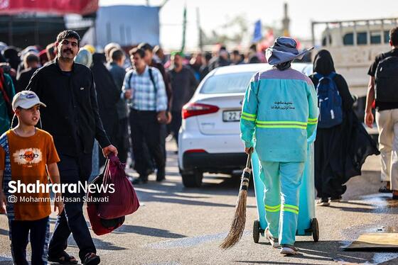 گزارش تصویری | نظافت مسیر زائران اربعین حسینی در نجف اشرف توسط پاکبانان مشهدی