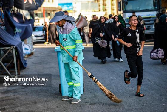 گزارش تصویری | نظافت مسیر زائران اربعین حسینی در نجف اشرف توسط پاکبانان مشهدی