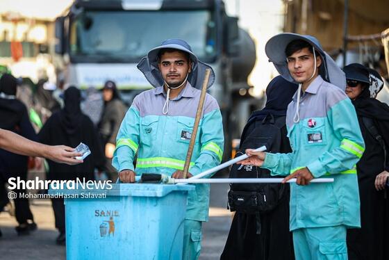 گزارش تصویری | نظافت مسیر زائران اربعین حسینی در نجف اشرف توسط پاکبانان مشهدی