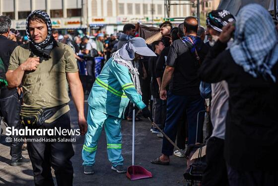 گزارش تصویری | نظافت مسیر زائران اربعین حسینی در نجف اشرف توسط پاکبانان مشهدی