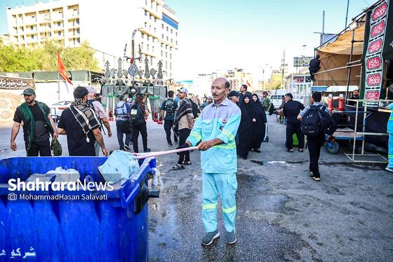 گزارش تصویری | نظافت مسیر زائران اربعین حسینی در نجف اشرف توسط پاکبانان مشهدی