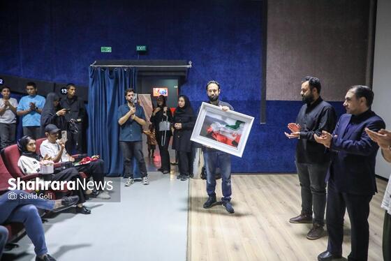 گزارش تصویری | مراسم رونمایی از مستند «شنا در غم» و هشت فیلم کوتاه دیگر در سینما اطلس مشهد