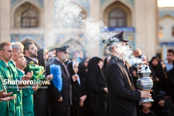 گزارش تصویری | آیین تعویض پرچم گنبد منور رضوی بعد از ۶۳ روز عزای ماه محرم و صفر