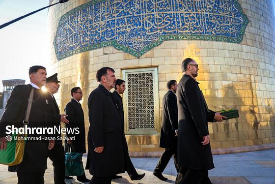 گزارش تصویری | آیین تعویض پرچم گنبد منور رضوی بعد از ۶۳ روز عزای ماه محرم و صفر