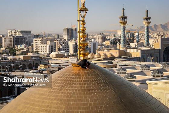 گزارش تصویری | آیین تعویض پرچم گنبد منور رضوی بعد از ۶۳ روز عزای ماه محرم و صفر