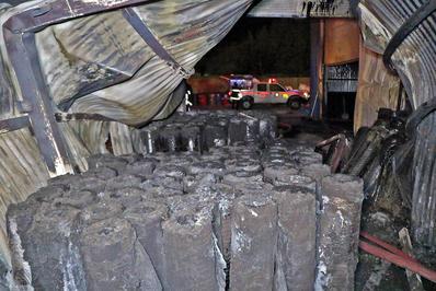 آتش سوزی کارخانه تولید ایزوگام با تلاش آتش نشانان مشهدی مهار شد