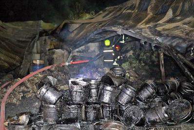 آتش سوزی کارخانه تولید ایزوگام با تلاش آتش نشانان مشهدی مهار شد