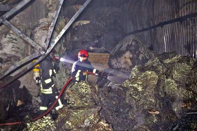 آتش سوزی کارخانه تولید ایزوگام با تلاش آتش نشانان مشهدی مهار شد