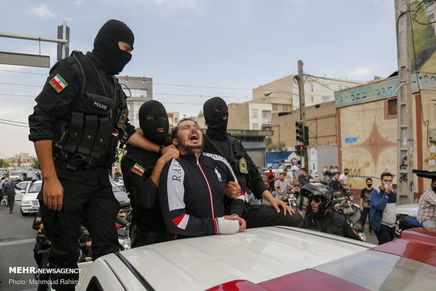 گرداندن اراذل و اوباش در تهران + فیلم