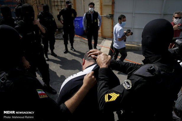 گرداندن اراذل و اوباش در تهران + فیلم