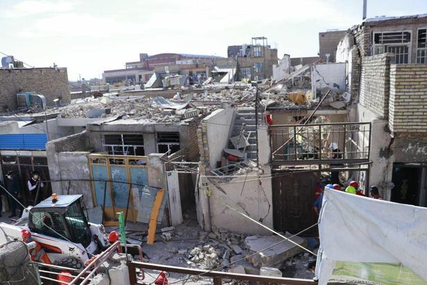 ریزش کامل ساختمان مسکونی ۲ طبقه در خیابان پورسینای مشهد + تصاویر