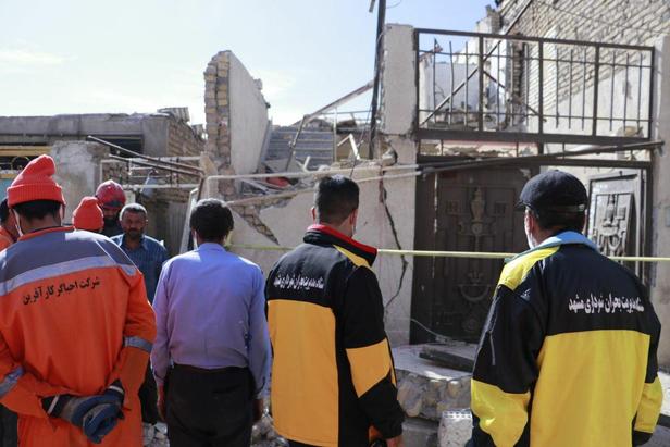 ریزش کامل ساختمان مسکونی ۲ طبقه در خیابان پورسینای مشهد + تصاویر