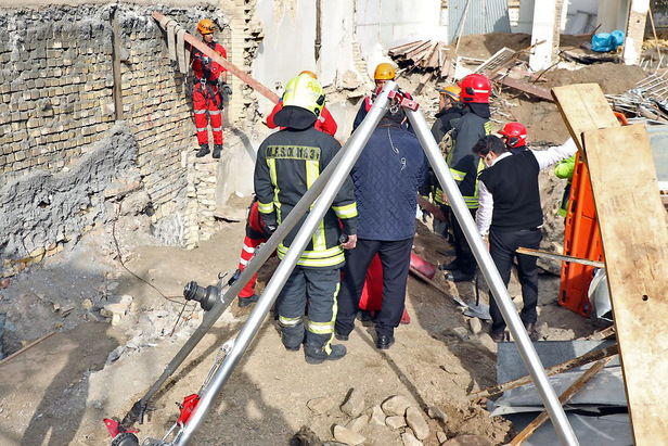 سقوط کارگر جوان به چاه در بولوار سجاد مشهد + تصاویر