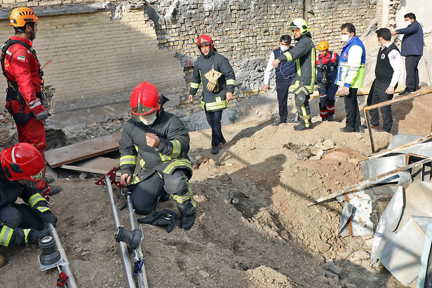 سقوط کارگر جوان به چاه در بولوار سجاد مشهد + تصاویر