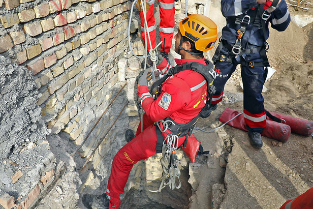 سقوط کارگر جوان به چاه در بولوار سجاد مشهد + تصاویر