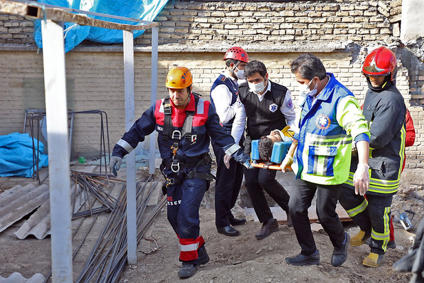 سقوط کارگر جوان به چاه در بولوار سجاد مشهد + تصاویر