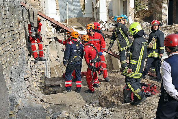 سقوط کارگر جوان به چاه در بولوار سجاد مشهد + تصاویر
