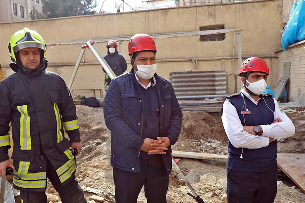 سقوط کارگر جوان به چاه در بولوار سجاد مشهد + تصاویر