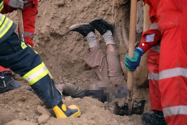 مرگ غم‌انگیز راننده کامیون زیر تلی از خاک در التیمور مشهد + تصاویر