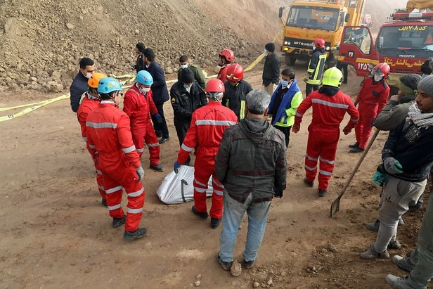 مرگ غم‌انگیز راننده کامیون زیر تلی از خاک در التیمور مشهد + تصاویر