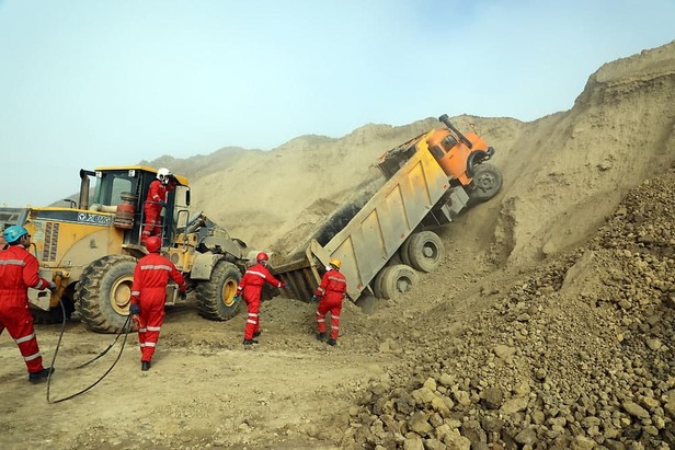 مرگ غم‌انگیز راننده کامیون زیر تلی از خاک در التیمور مشهد + تصاویر