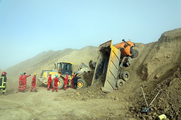 مرگ غم‌انگیز راننده کامیون زیر تلی از خاک در التیمور مشهد + تصاویر