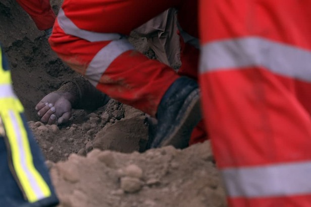 مرگ غم‌انگیز راننده کامیون زیر تلی از خاک در التیمور مشهد + تصاویر