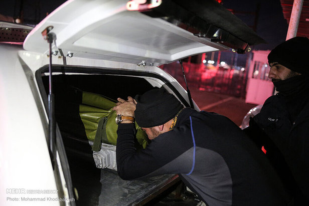 تصاویر تلخ از خانواده‌ جان‌باختگان حادثه سقوط بهمن در ارتفاعات تهران