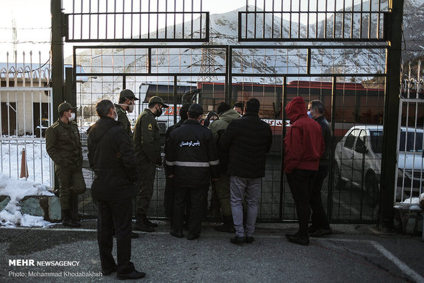 تصاویر تلخ از خانواده‌ جان‌باختگان حادثه سقوط بهمن در ارتفاعات تهران