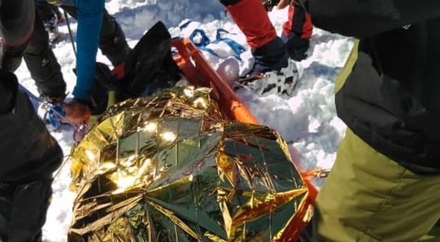 لحظه پیداشدن آخرین پیکر کوهنورد گرفتار در برف توچال تهران + فیلم و تصاویر