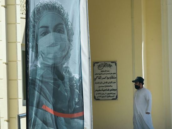 صف اماراتی‌ها برای دریافت واکسن رایگان کرونا + تصاویر