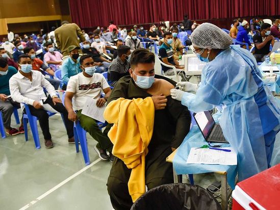 صف اماراتی‌ها برای دریافت واکسن رایگان کرونا + تصاویر