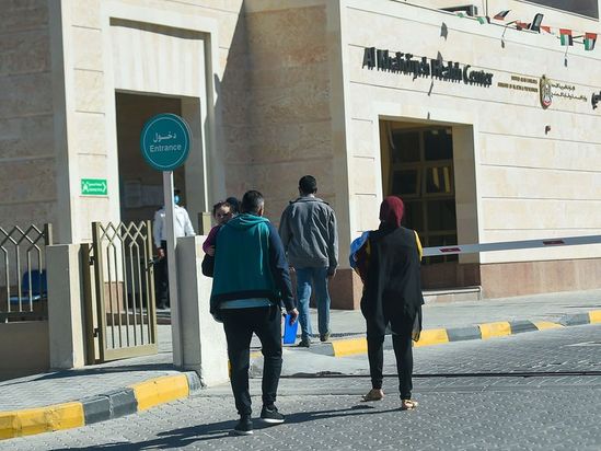 صف اماراتی‌ها برای دریافت واکسن رایگان کرونا + تصاویر