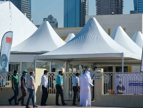 صف اماراتی‌ها برای دریافت واکسن رایگان کرونا + تصاویر